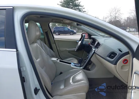 2012 Volvo S60 T5 z USA, uszkodzony, nr VIN YV1622FS8C2122942